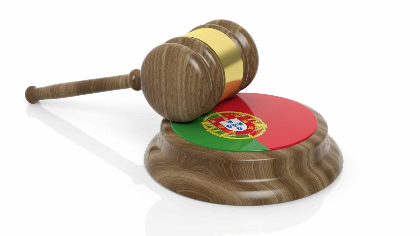 Gavel resting on a block painted with the Portuguese flag